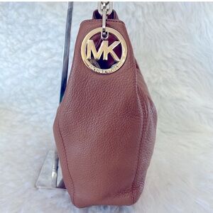#302 Like NEW Micheal Kors pebbled leather shoulder set bag